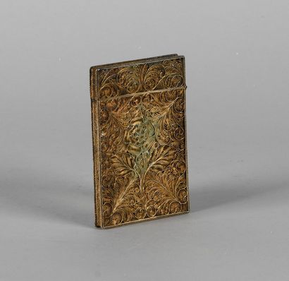 Etui à cartes en métal doré filigrané, formant...