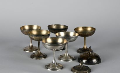 Ensemble de six coupes sur piédouche en argent...