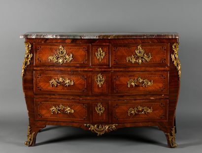 Belle commode tombeau en bois de placage...
