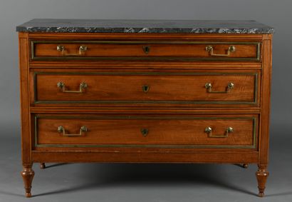 Commode en noyer, ouvrant en façade à trois...