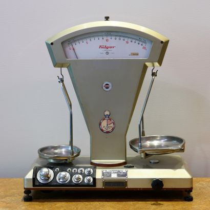 Precision scale with two plates of the Fulgor...