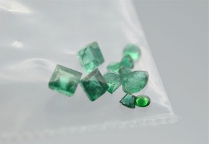Lot composed of small emeralds of various...