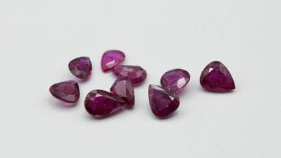 Lot of nine rubies on paper, pear cut

Total...