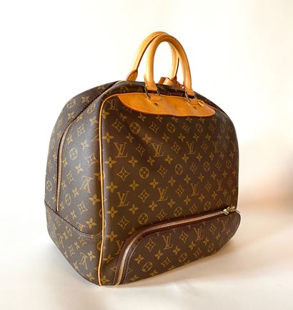 LOUIS VUITTON. Sport bag in Monogram canvas...