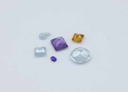 Lot composé de : 

- 1 citrine de forme carrée...