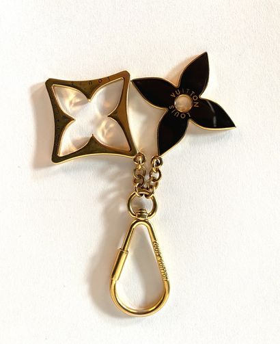 LOUIS VUITTON. Puzzle bag jewelry in gold...