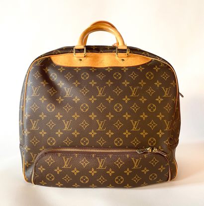 LOUIS VUITTON. Sport bag in Monogram canvas...