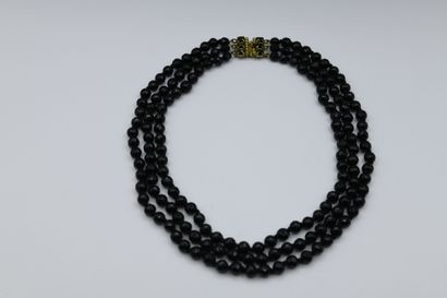 Necklace with 3 rows of jet

Very good condition

Metal...