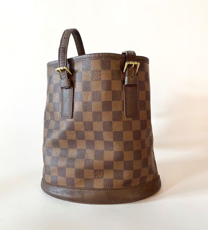 LOUIS VUITTON. Bucket bag in checkerboard...