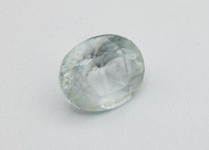 Oval aquamarine weighing 4.71 carats.