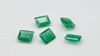 Lot of five emeralds on paper, rectangle...