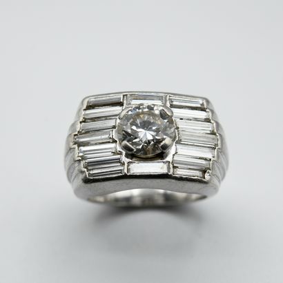 
Ring in platinum, with a central old cut...