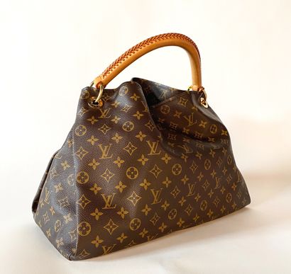 LOUIS VUITTON. Artsy bag in Monogram canvas...