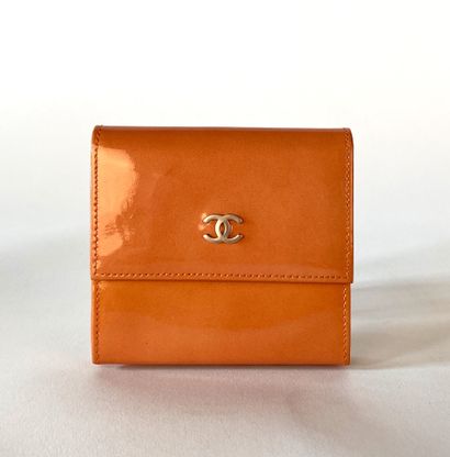 CHANEL. Wallet in orange patent leather,...