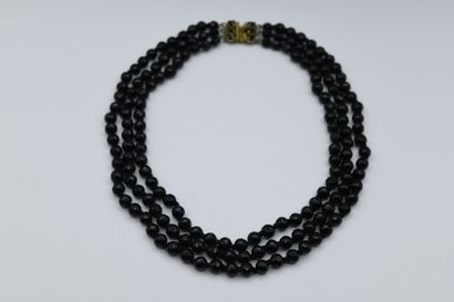 Necklace with 3 rows of jet

Very good condition

Metal...