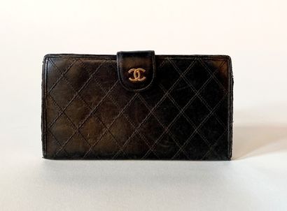 CHANEL. Black leather wallet with diamond...