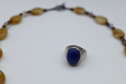 Lot including: 

- A silver signet ring 800‰...
