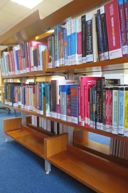 Présentoir double-face à livres ou journaux...