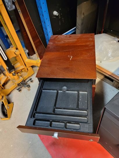 Bureau FREZZA avec caisson ouvrant par quatre...