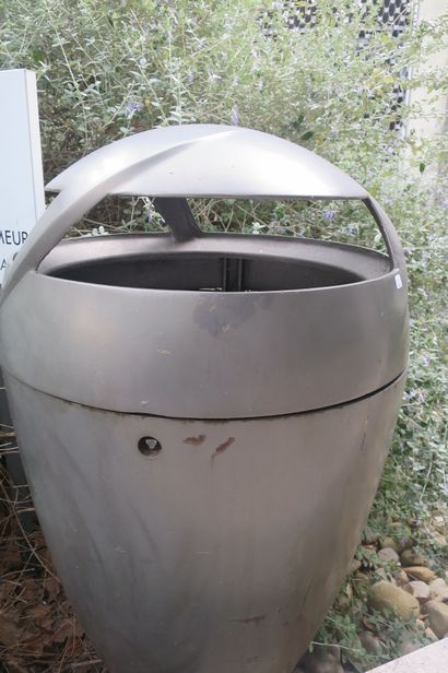 Philippe STARCK. 

Poubelle d’extérieur

H...