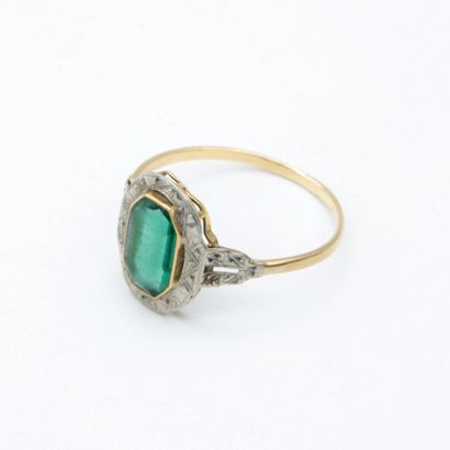 Ring 1900, decorated with a green stone of...