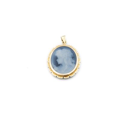 Pendant decorated with a cameo on hard stone,...