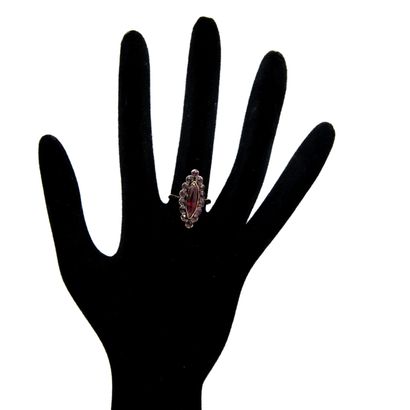 Ring marquise set with garnets (accidents...