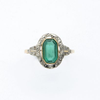 Ring 1900, decorated with a green stone of...