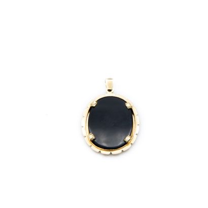 Pendant decorated with a cameo on hard stone,...