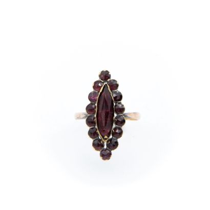 Ring marquise set with garnets (accidents...