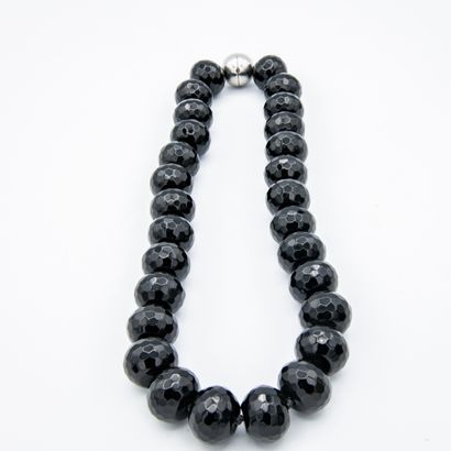 Important necklace made of faceted onyx beads,...