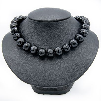 Important necklace made of faceted onyx beads,...