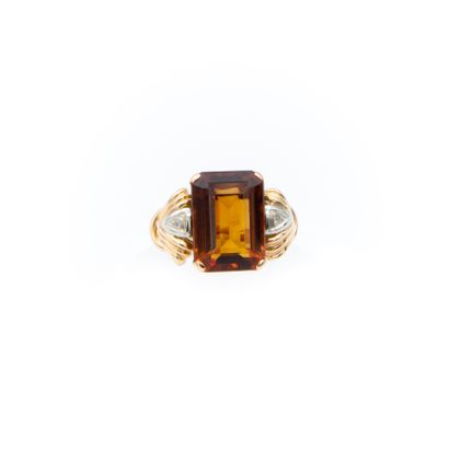 Ring of the 1940s centered by an imitation...