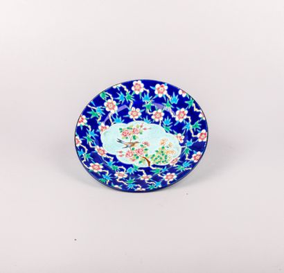 LONGWY, 

Assiette en faïence émaillée polychrome...