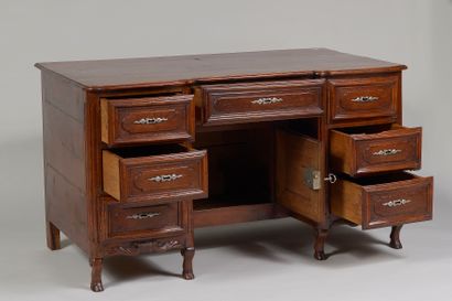 Bureau à caissons 

en bois fruitier mouluré....