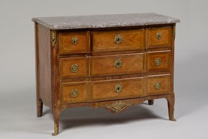Commode en placage de marqueterie de bois...