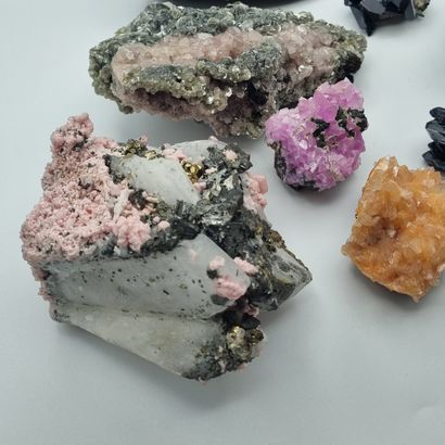 Lot de neuf minéraux dont azurite et div...