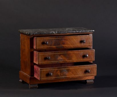 Chest of drawers in walnut veneer, opening...