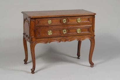 Coiffeuse d'homme 

en noyer mouluré et sculpté...