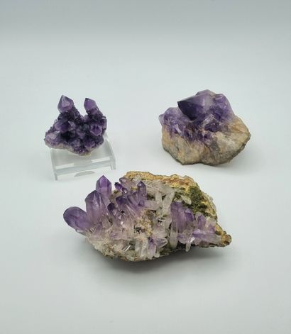 Lot de trois améthystes, l'une sur socle...
