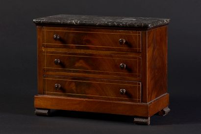 Chest of drawers in walnut veneer, opening...