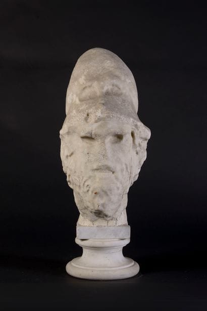 Tête d’un homme barbu coiffé d’un casque...