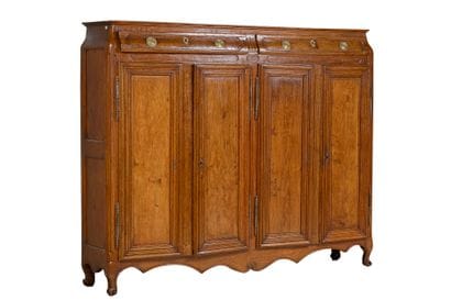 Longue armoire basse

en chêne mouluré, les...