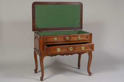 Coiffeuse d'homme 

en noyer mouluré et sculpté...
