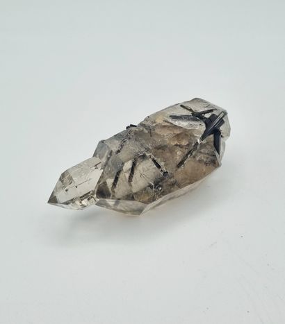 Quartz brut avec inclusions de tourmaline...