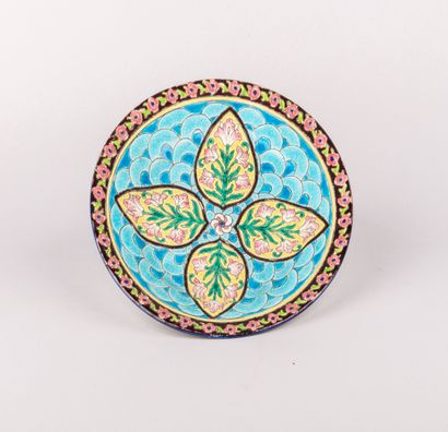 LONGWY,

Assiette en faïence émaillée polychrome...