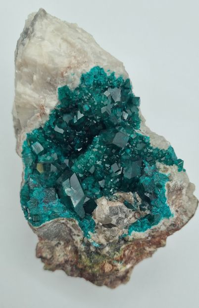 
Dioptase sur gangue

L : 13 cm ; l : 8 cm...