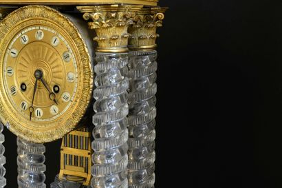Rare pendule portique en cristal et bronze...