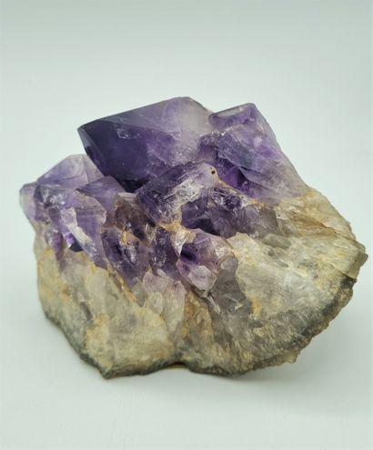 Lot de trois améthystes, l'une sur socle...