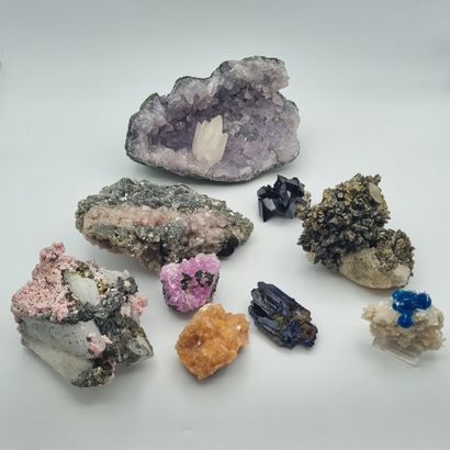 Lot de neuf minéraux dont azurite et div...